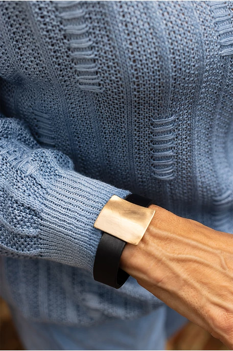 Karkötő négyzetes medállal