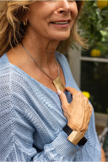 Karkötő négyzetes medállal