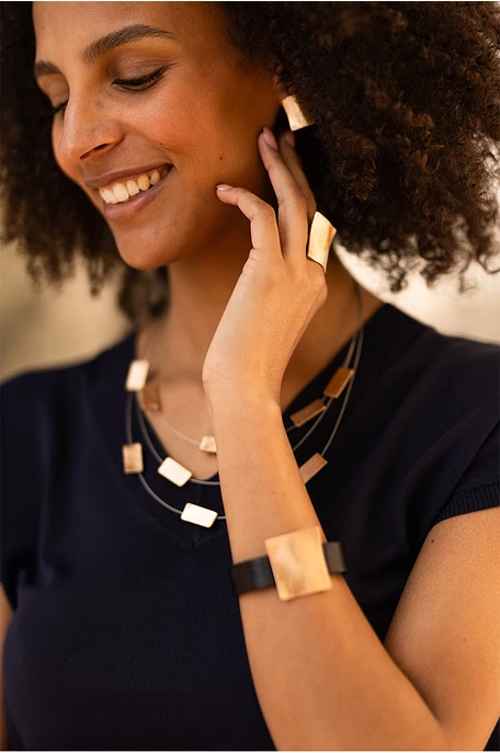 Karkötő négyzetes medállal