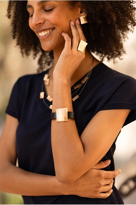 Karkötő négyzetes medállal