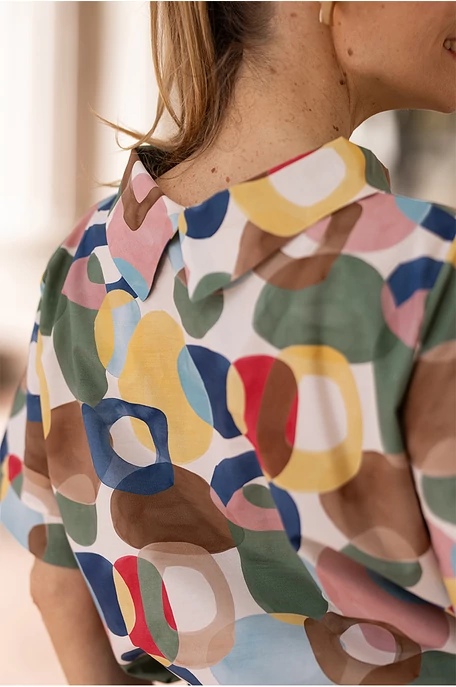 Állógalléros blúz geometriai mintával