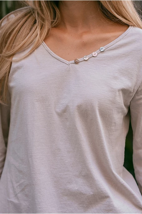 V-nyakú felső gombokkal