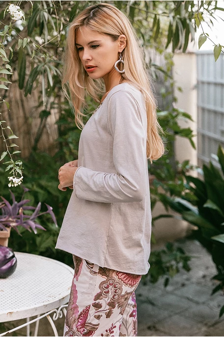 V-nyakú felső gombokkal