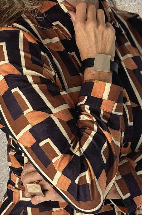 Karkötő négyzetes medállal