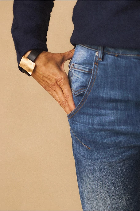 Karkötő négyzetes medállal