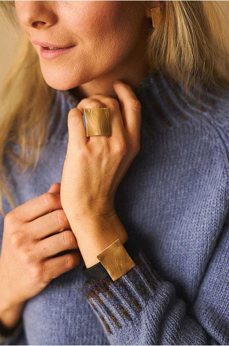 Karkötő négyzetes medállal