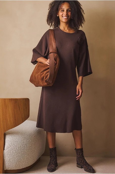 Kötött ruha kitűzővel