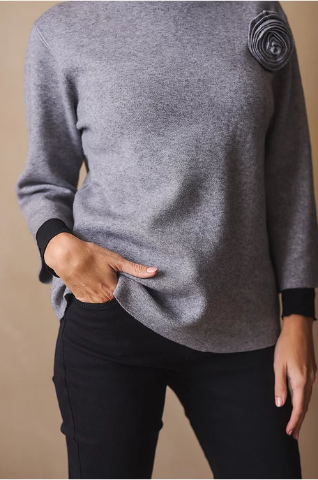 Pulóver kitűzővel