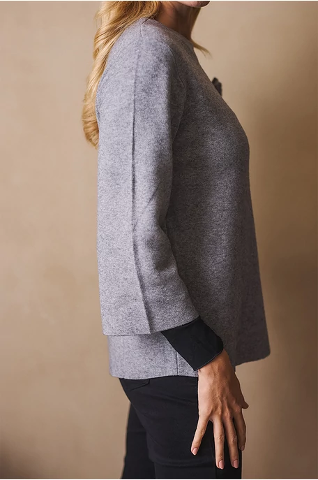 Pulóver kitűzővel