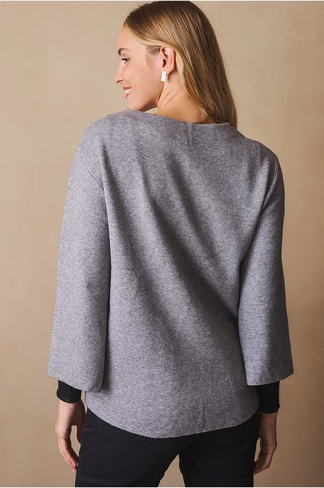 Pulóver kitűzővel