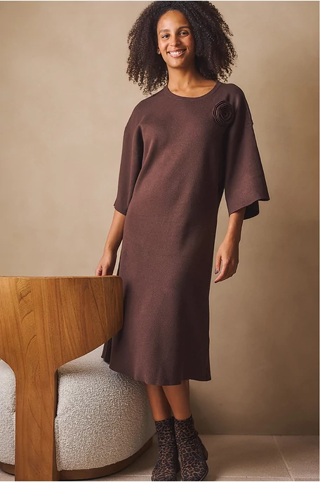 Kötött ruha kitűzővel