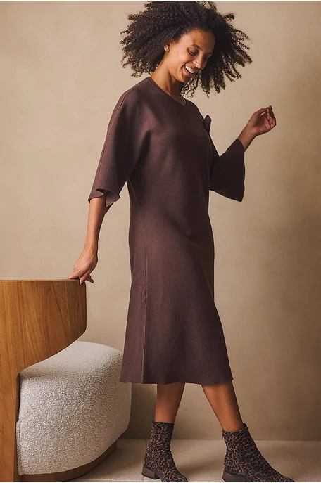 Kötött ruha kitűzővel