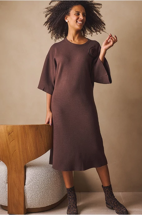 Kötött ruha kitűzővel