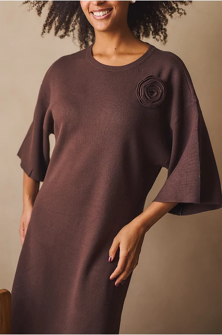 Kötött ruha kitűzővel