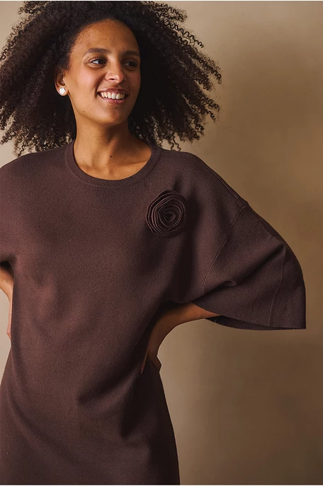 Kötött ruha kitűzővel