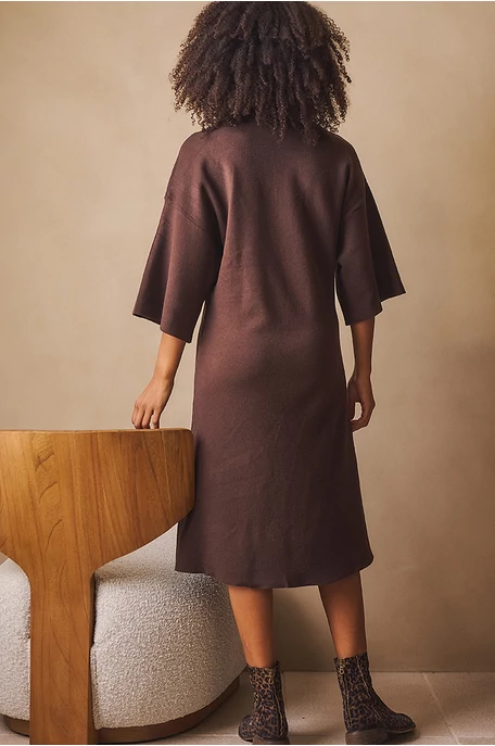 Kötött ruha kitűzővel