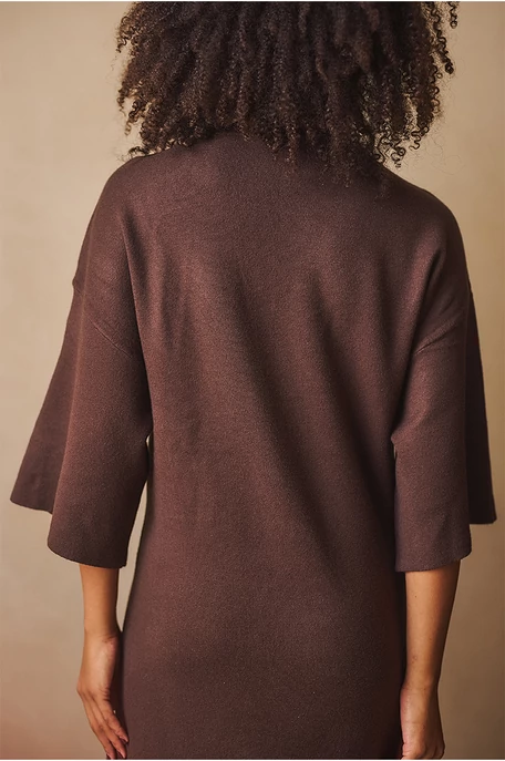 Kötött ruha kitűzővel