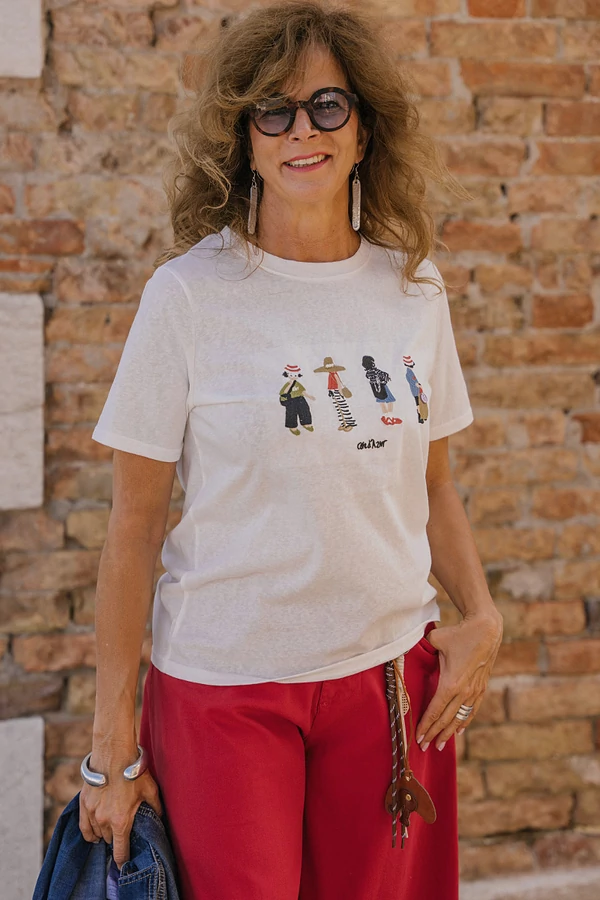 Póló hímzett figurákkal