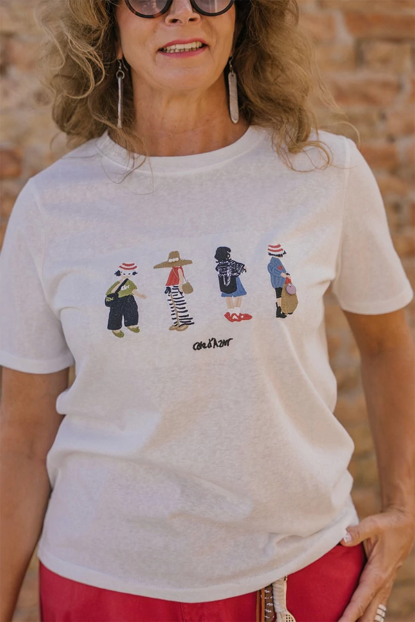 Póló hímzett figurákkal