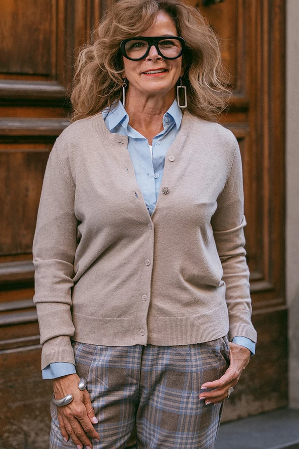 Finomkötött kardigán díszgombbal Finomkötött kardigán díszgombbal