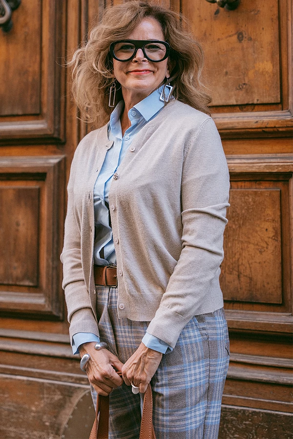 Finomkötött kardigán díszgombbal Finomkötött kardigán díszgombbal