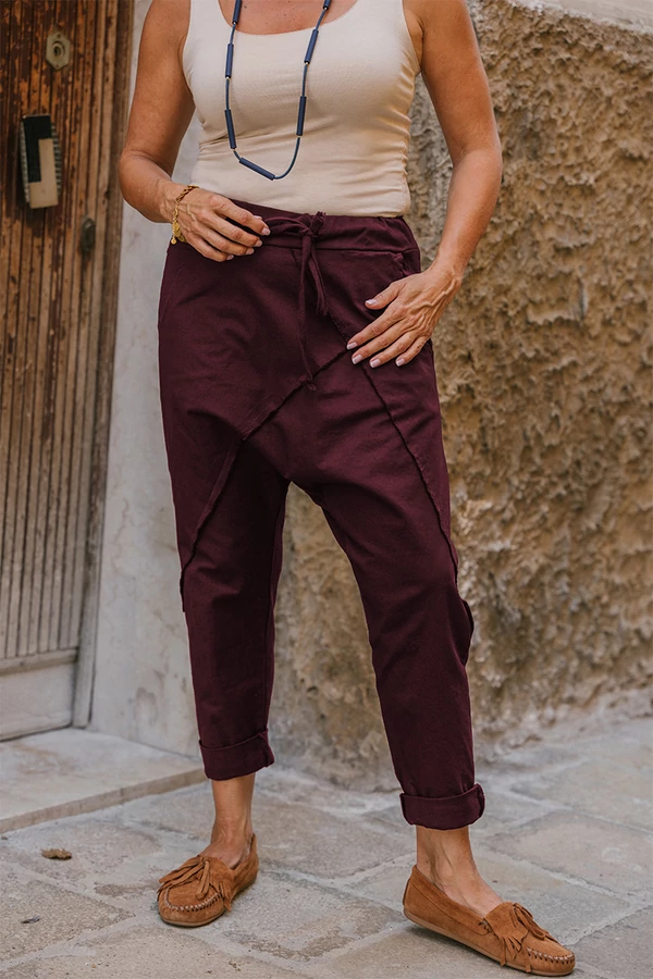 Ülepes nadrág varrásokkal Ülepes nadrág varrásokkal