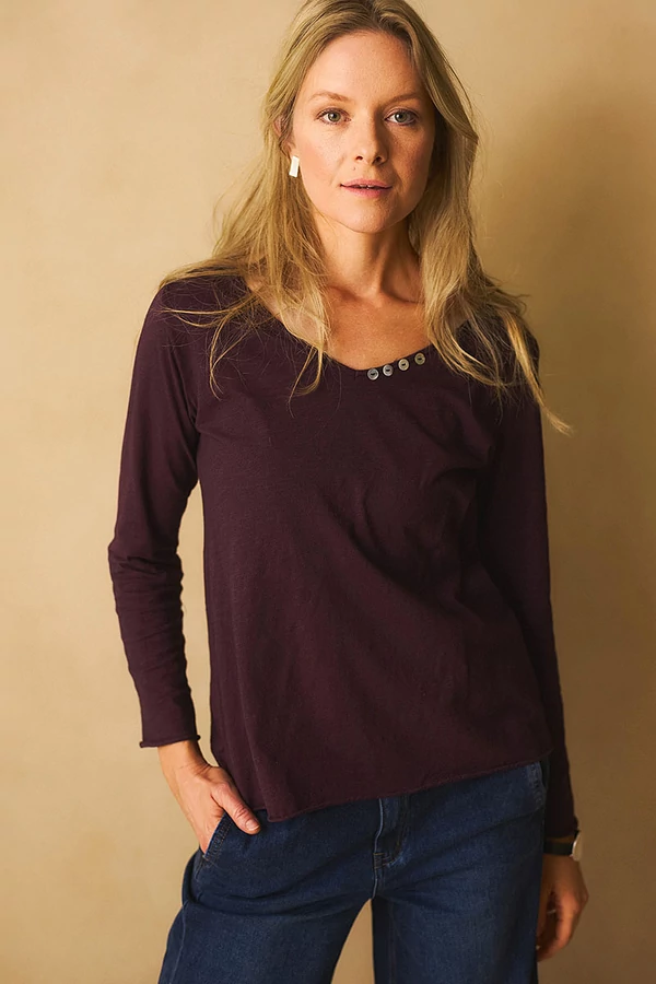 V-nyakú felső gombokkal V-nyakú felső gombokkal