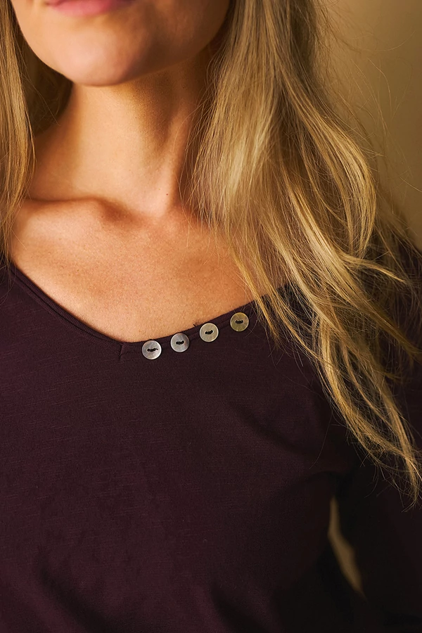 V-nyakú felső gombokkal V-nyakú felső gombokkal