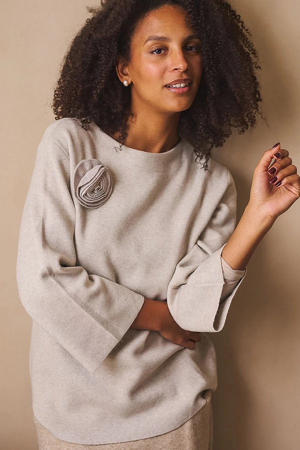 Pulóver kitűzővel Pulóver kitűzővel