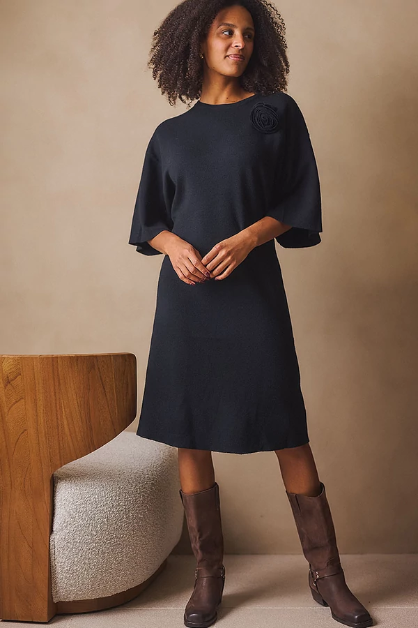 Kötött ruha kitűzővel Kötött ruha kitűzővel