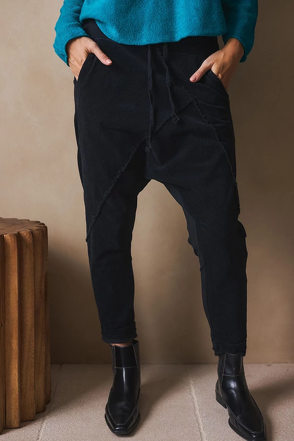 Mikrobársony ülepes nadrág varrásokkal Mikrobársony ülepes nadrág varrásokkal