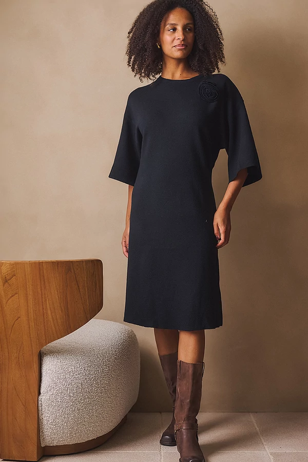 Kötött ruha kitűzővel Kötött ruha kitűzővel