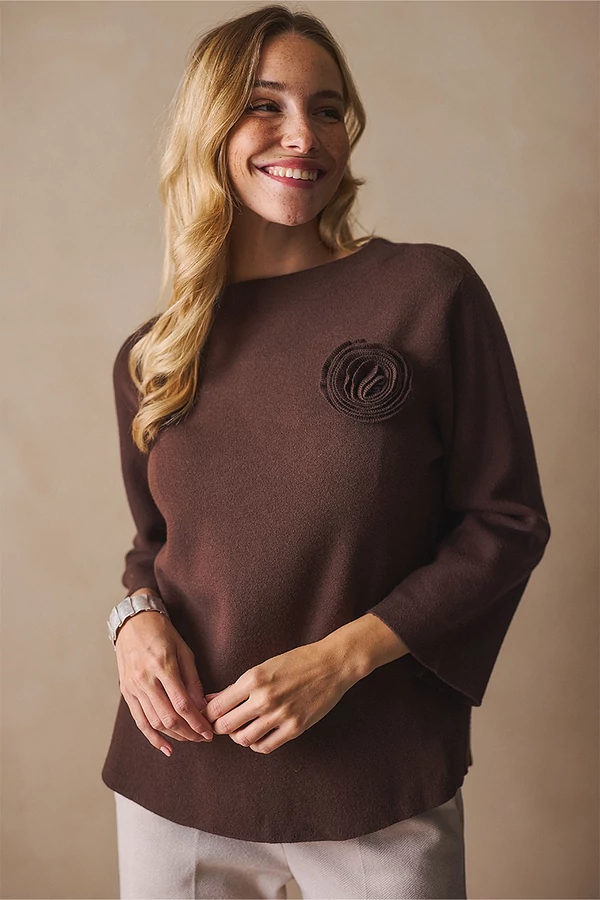 Pulóver kitűzővel Pulóver kitűzővel