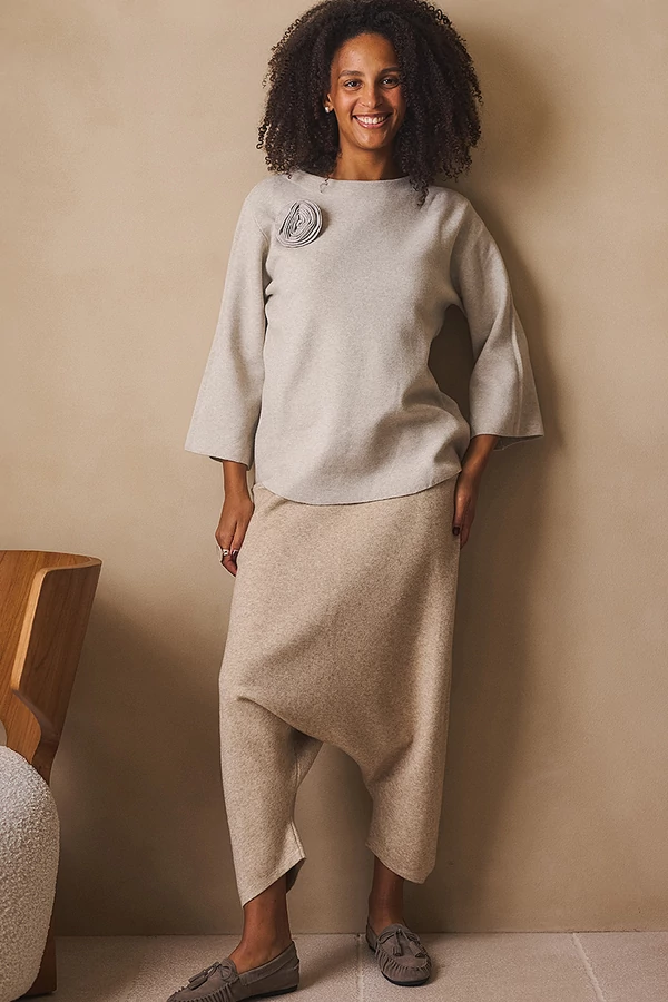 Pulóver kitűzővel Pulóver kitűzővel