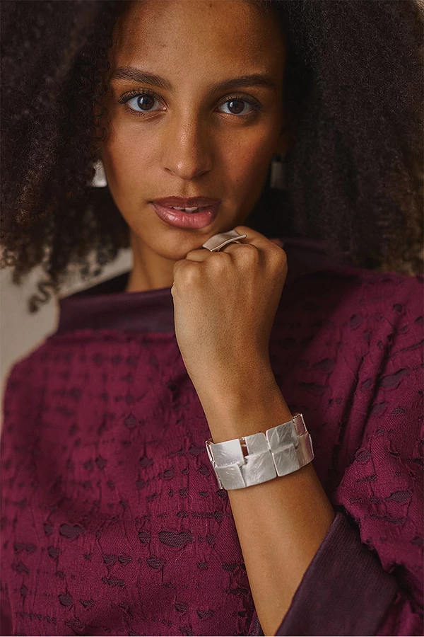 Rugalmas karkötő négyzetekkel