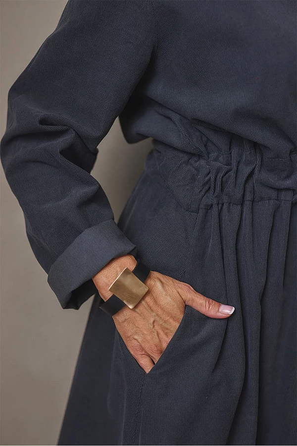 Karkötő négyzetes medállal