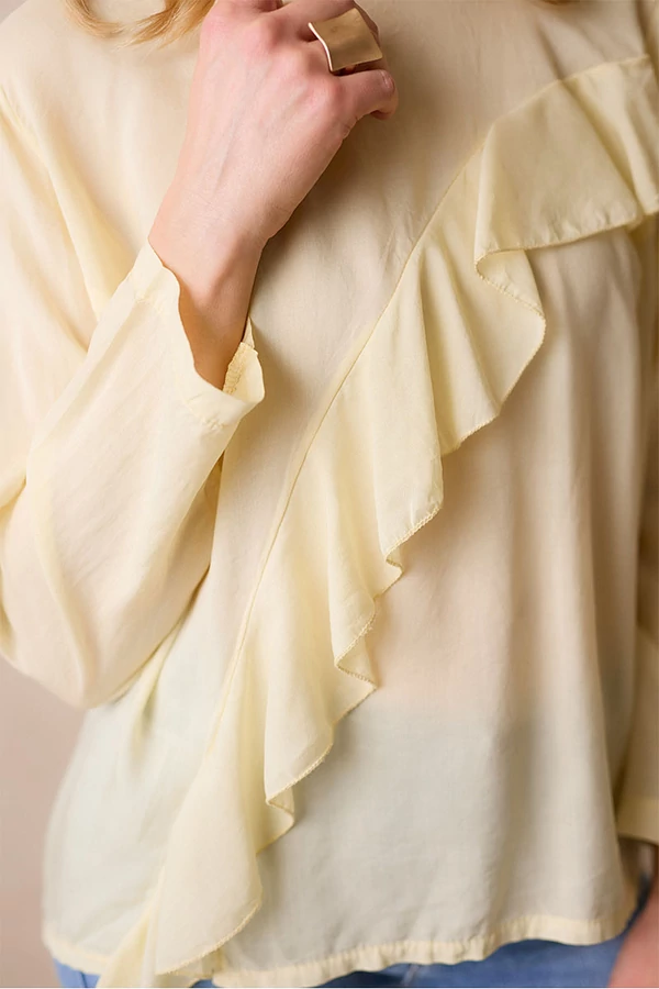 Blúz fodorral díszítve