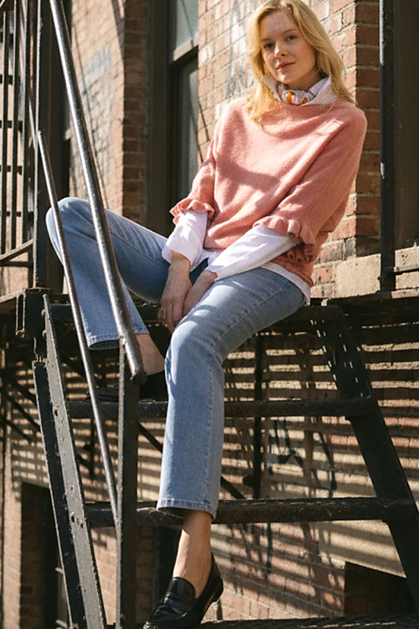 Denevérujjú pulóver fodorral