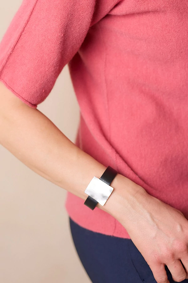 Karkötő négyzetes medállal