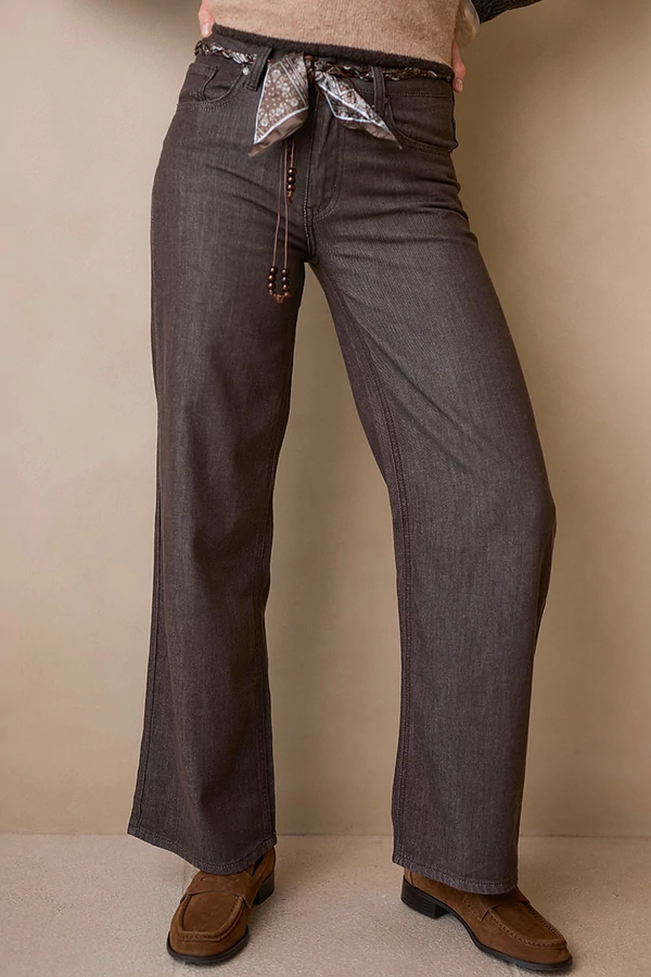 Bőszárú nadrág selyem övvel