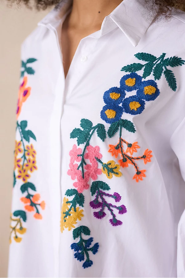 Blúz hímzett virágokkal
