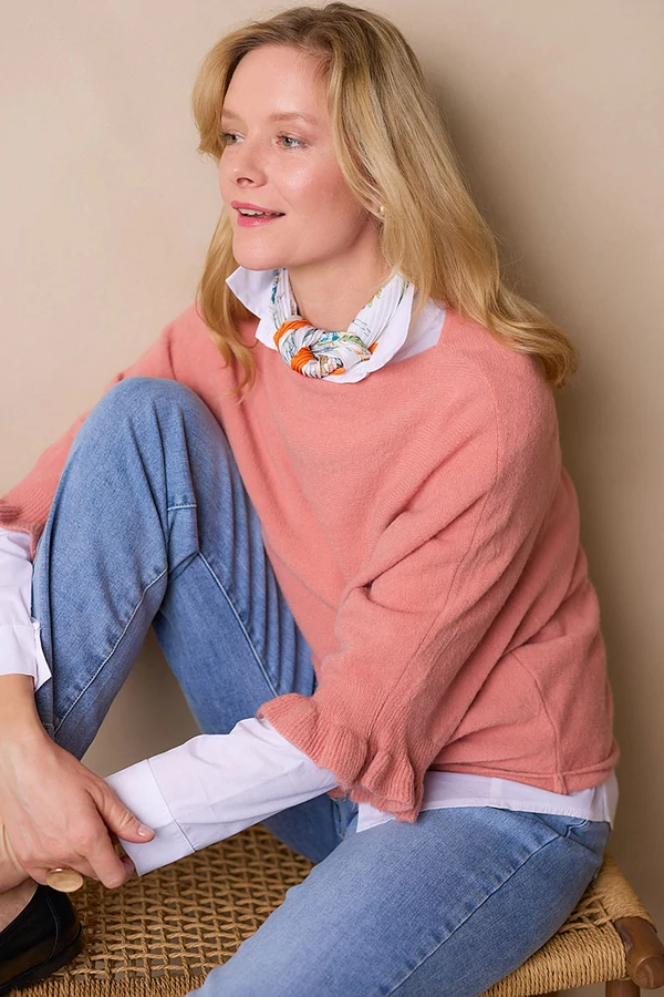 Denevérujjú pulóver fodorral