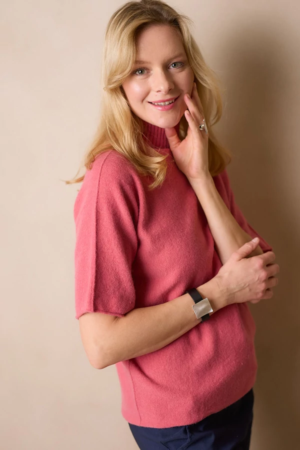 Karkötő négyzetes medállal