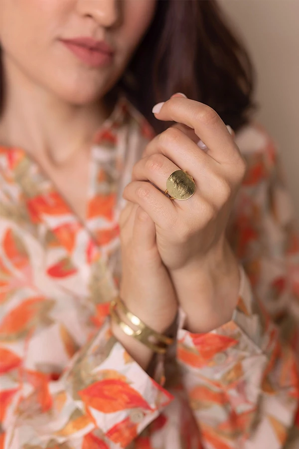 Gyűrű kalapált medállal