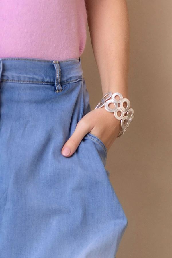 Rugalmas karkötő körökkel